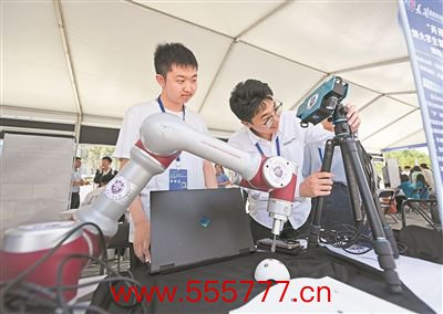 图为参加“天开杯”创聚津门寰宇大学生智能科技创新创业挑战赛的天津工业大学学生在调试参赛居品。